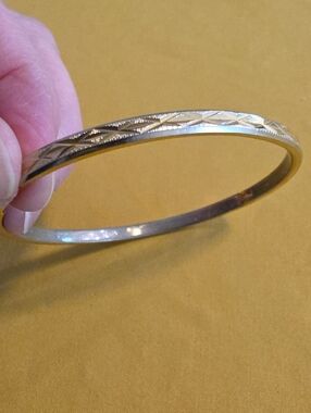 Vintage-Style Gold-Tone Hinged Bangle Bracelet Featuring a Diamond-Cut Texture
